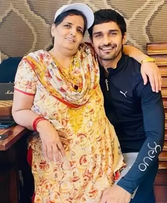 Deepak Hooda with his Mother