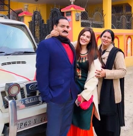 Sakshi Dwivedi with parents