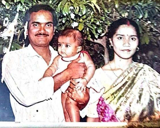 Amika Shail with her parents